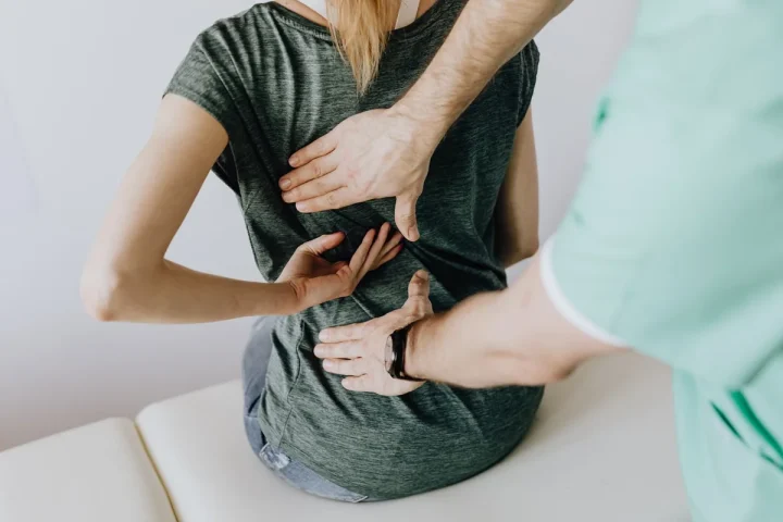 Terapeuta aplica técnica manual de osteopatia na região lombar