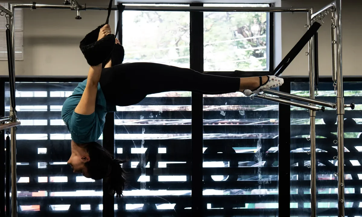 Aluna em exercício no aparelho de Pilates da Center Trauma