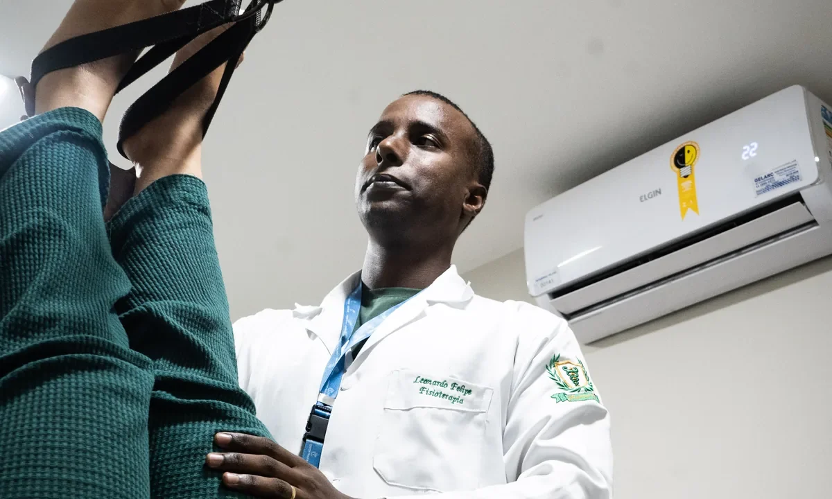 Fisioterapeuta da Center Trauma conduz alongamento ativo de cadeia posterior em sessão de RPG